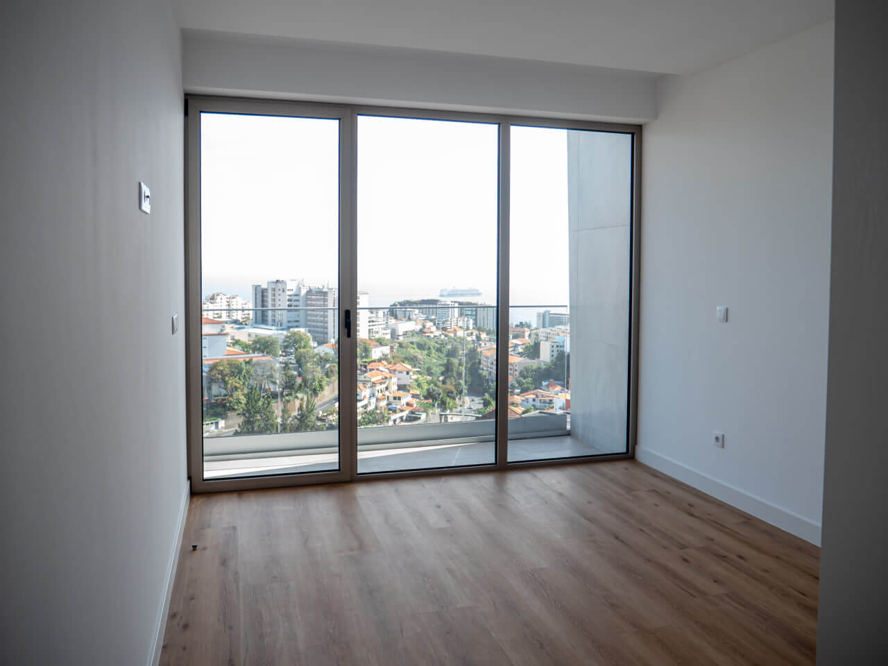 Breathtaking Three-Bedroom Apartment in Funchal Offering Ocean Views