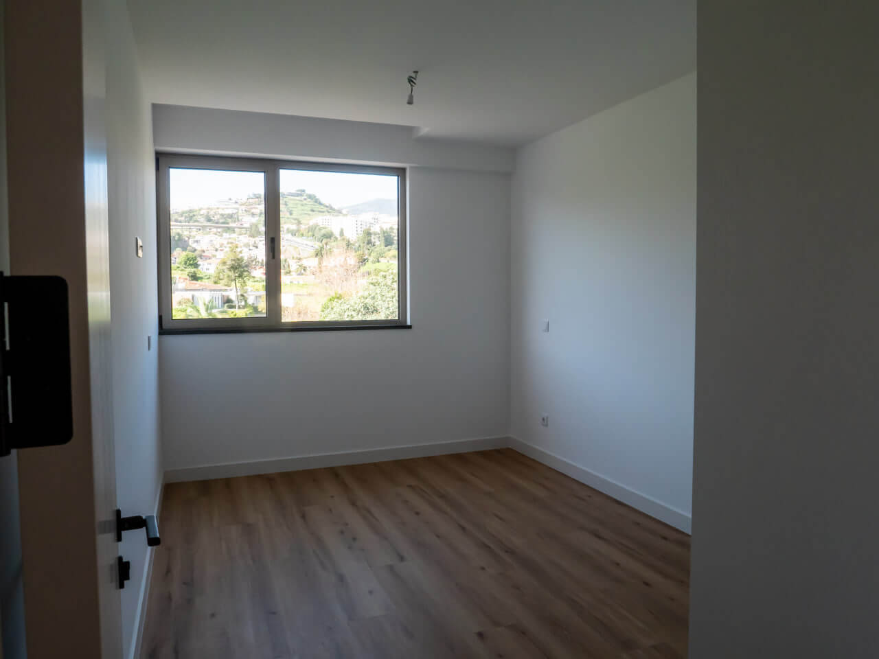 Breathtaking Three-Bedroom Apartment in Funchal Offering Ocean Views