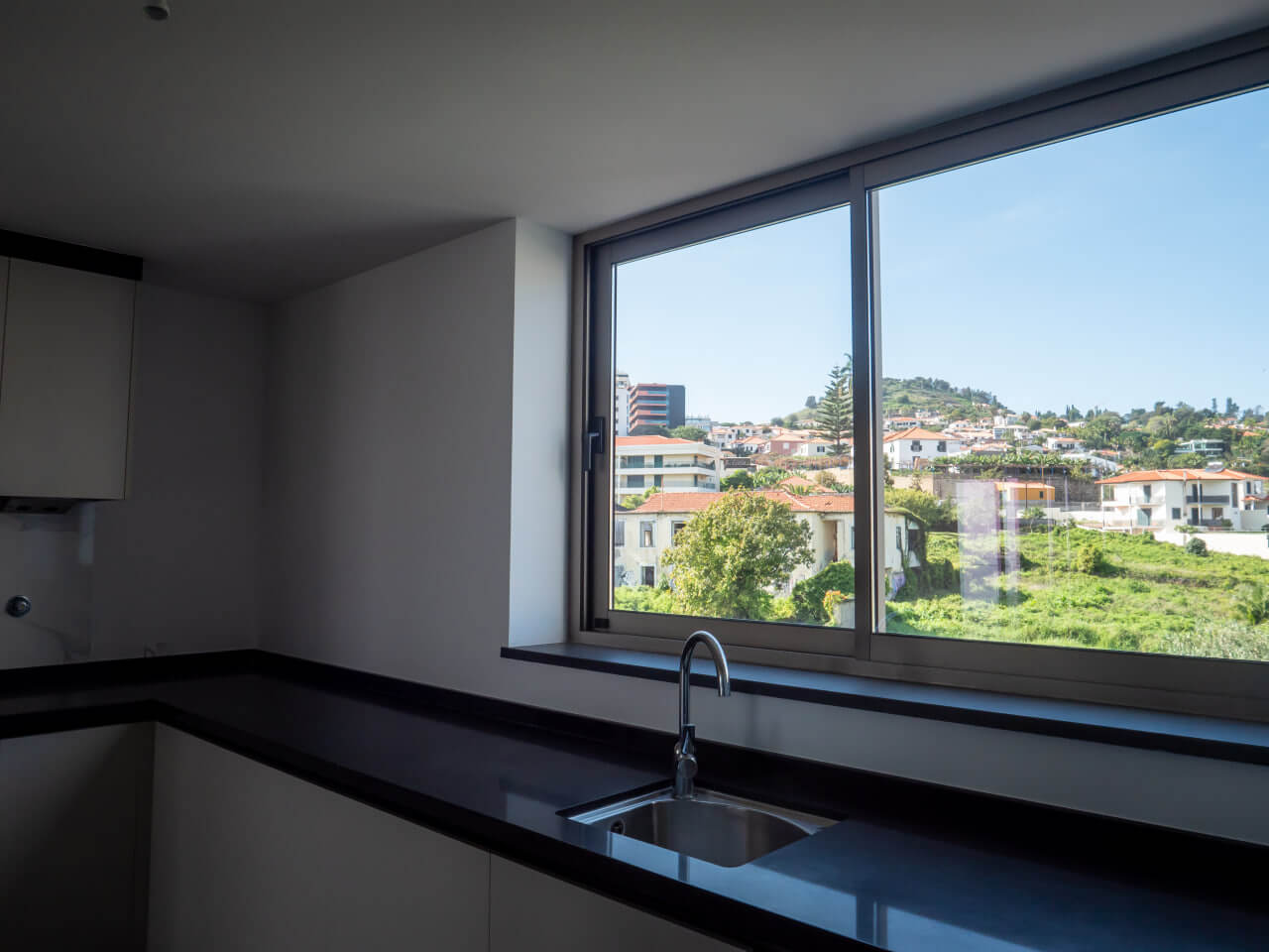 Breathtaking Three-Bedroom Apartment in Funchal Offering Ocean Views