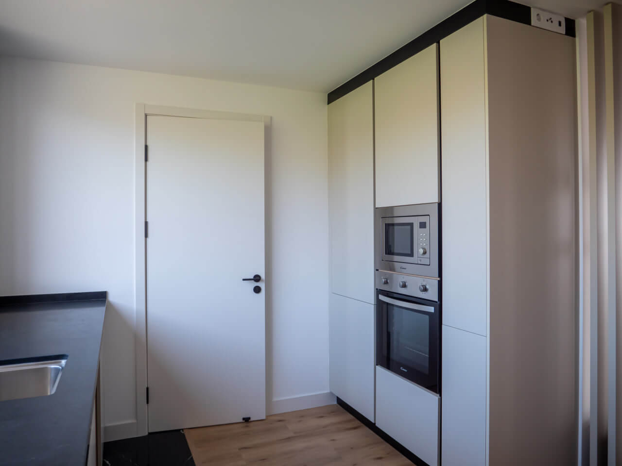 Breathtaking Three-Bedroom Apartment in Funchal Offering Ocean Views