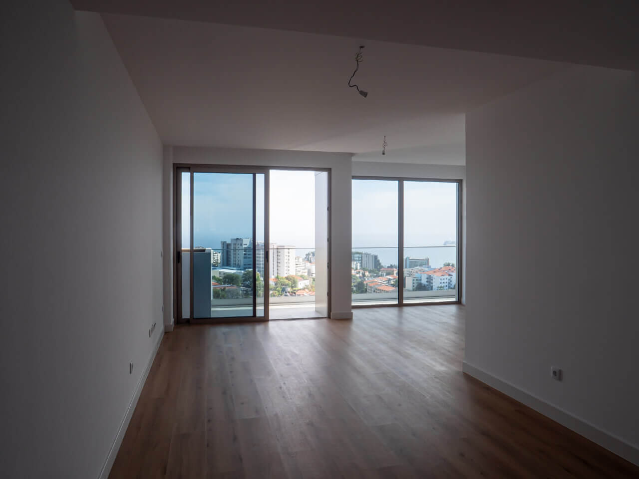Breathtaking Three-Bedroom Apartment in Funchal Offering Ocean Views