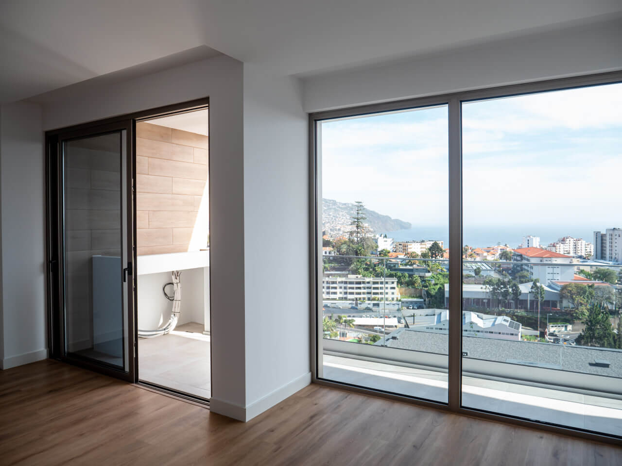 Breathtaking Three-Bedroom Apartment in Funchal Offering Ocean Views