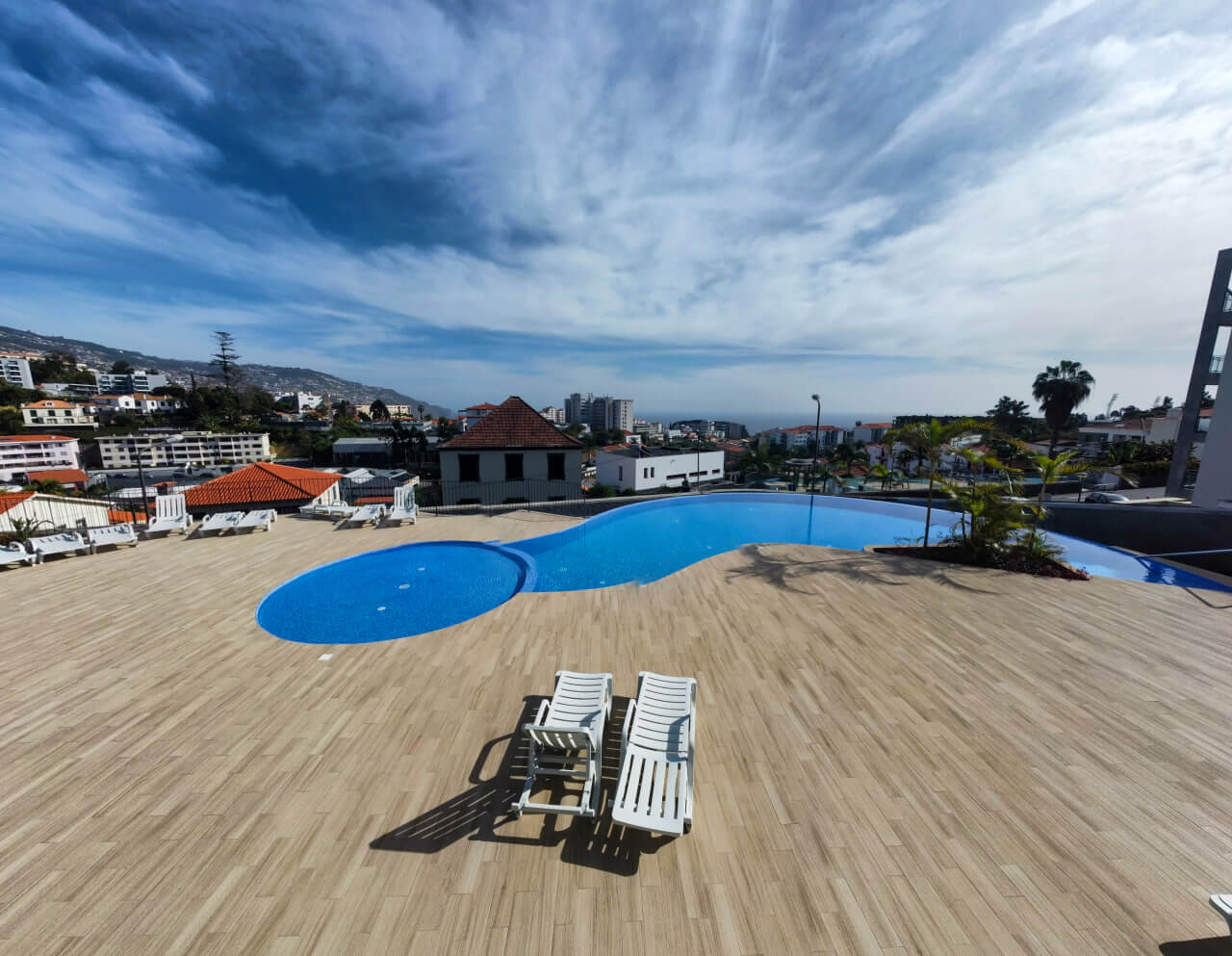 Breathtaking Three-Bedroom Apartment in Funchal Offering Ocean Views