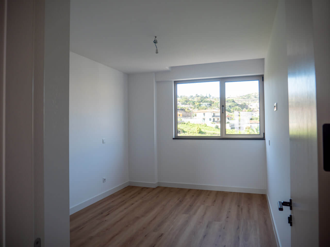 Breathtaking Three-Bedroom Apartment in Funchal Offering Ocean Views