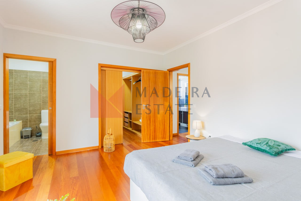 Master bedroom with en-suite bathroom and wardrobe in vacation rental home in Madeira