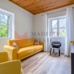 Гостиная с диваном в доме для отпуска JMF House, Сан-Висенте, Мадейра