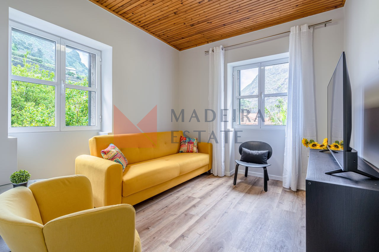 Sala de estar com sofá em JMF House aluguer de férias, São Vicente, Madeira