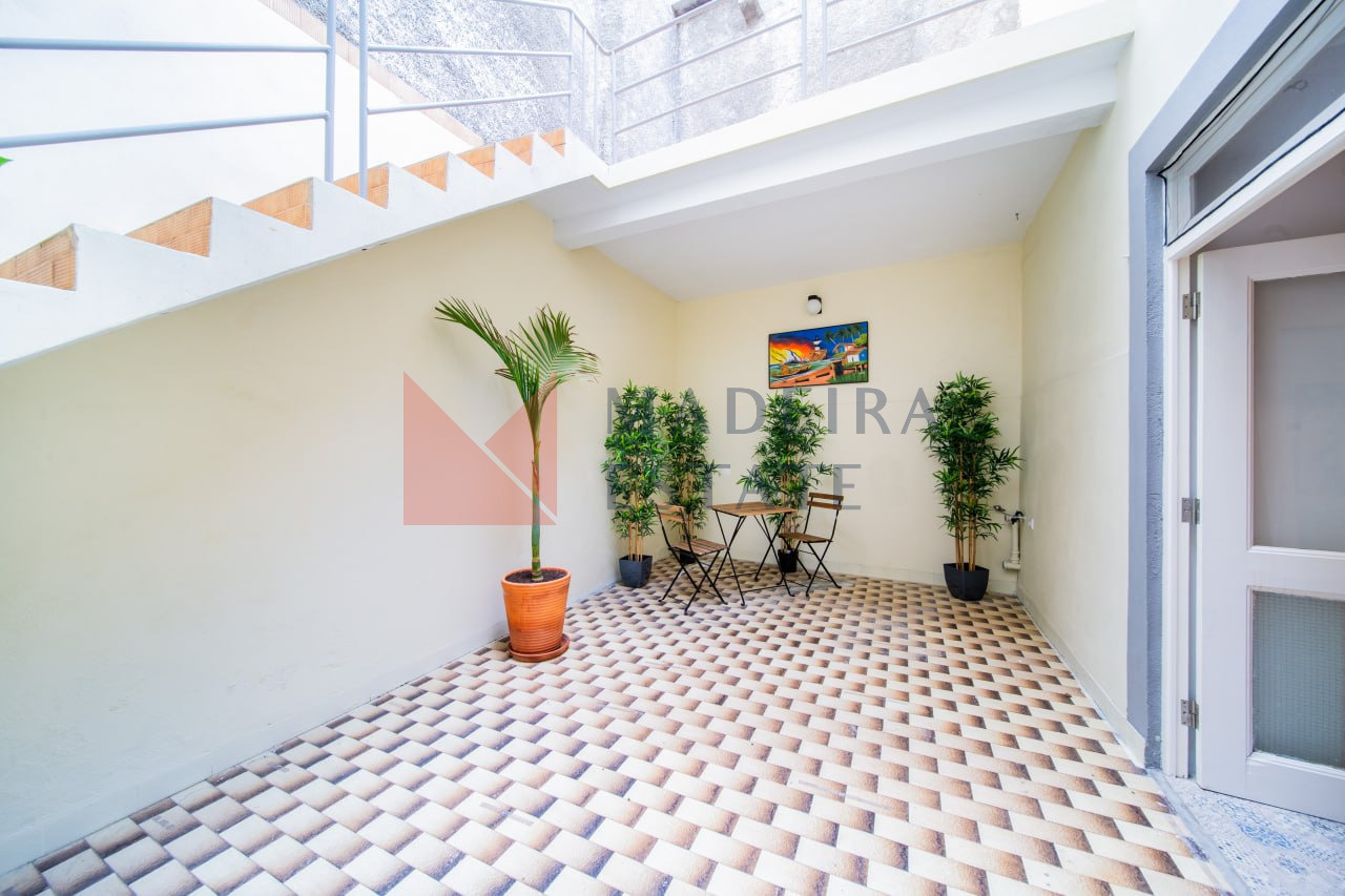 Corredor num apartamento de aluguer de curta duração no Funchal