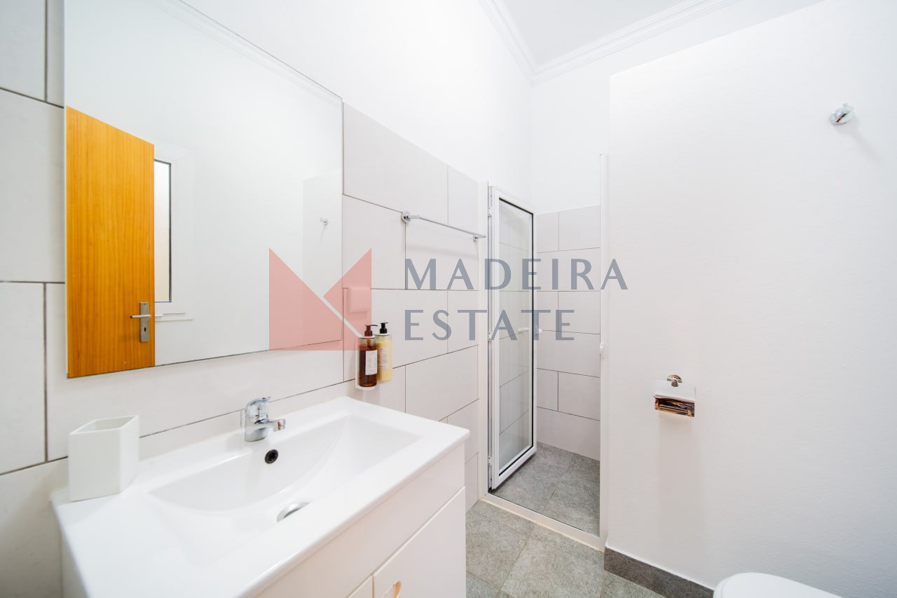 Casa de banho com duche walk-in num apartamento de aluguer de curta duração no Funchal