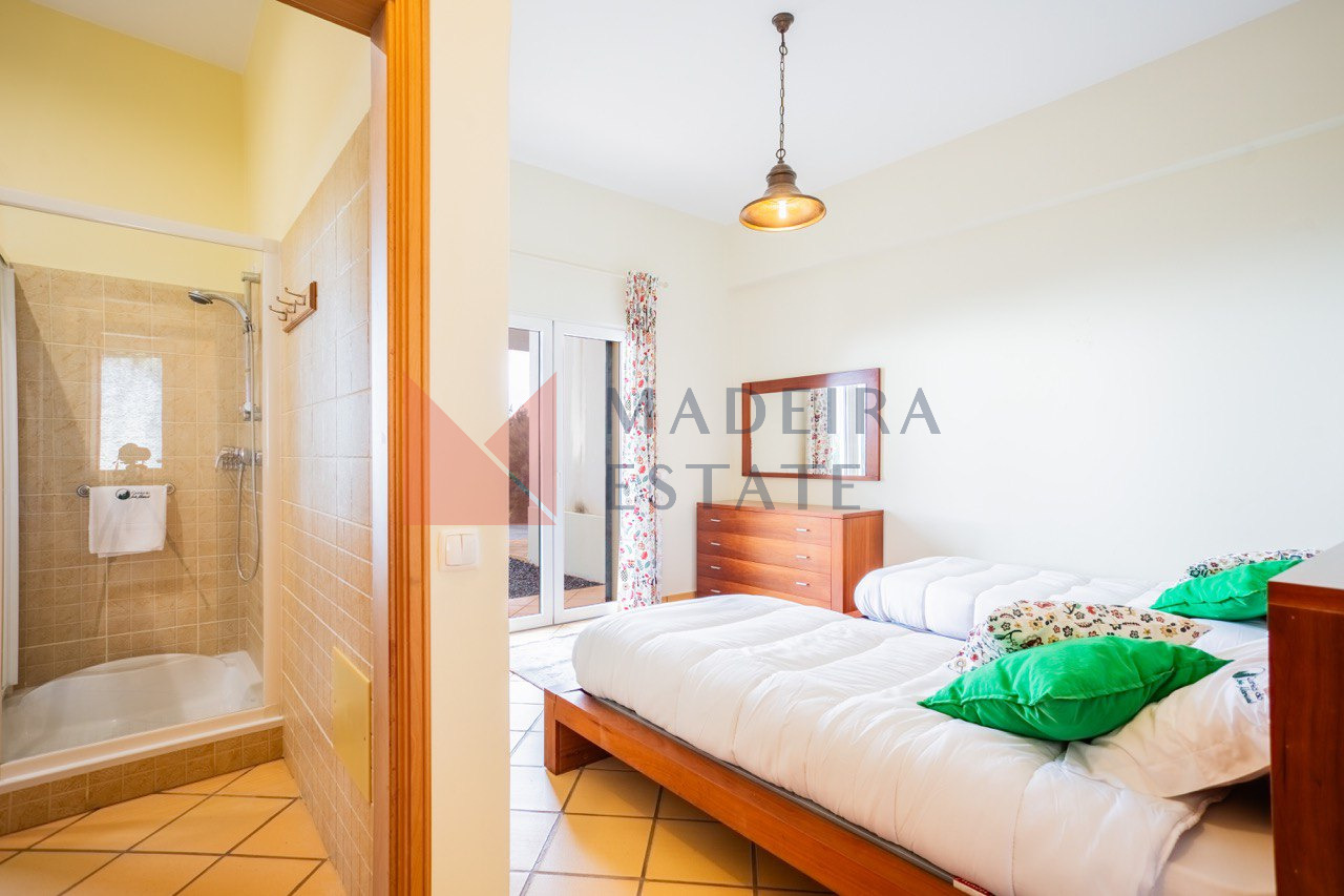 Bedroom with two beds and an en-suite shower in a luxury villa for rent in Madeira