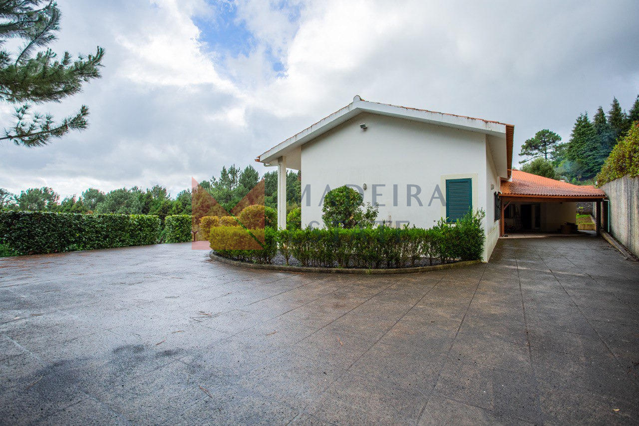 Facade of a luxury villa for rent in Madeira