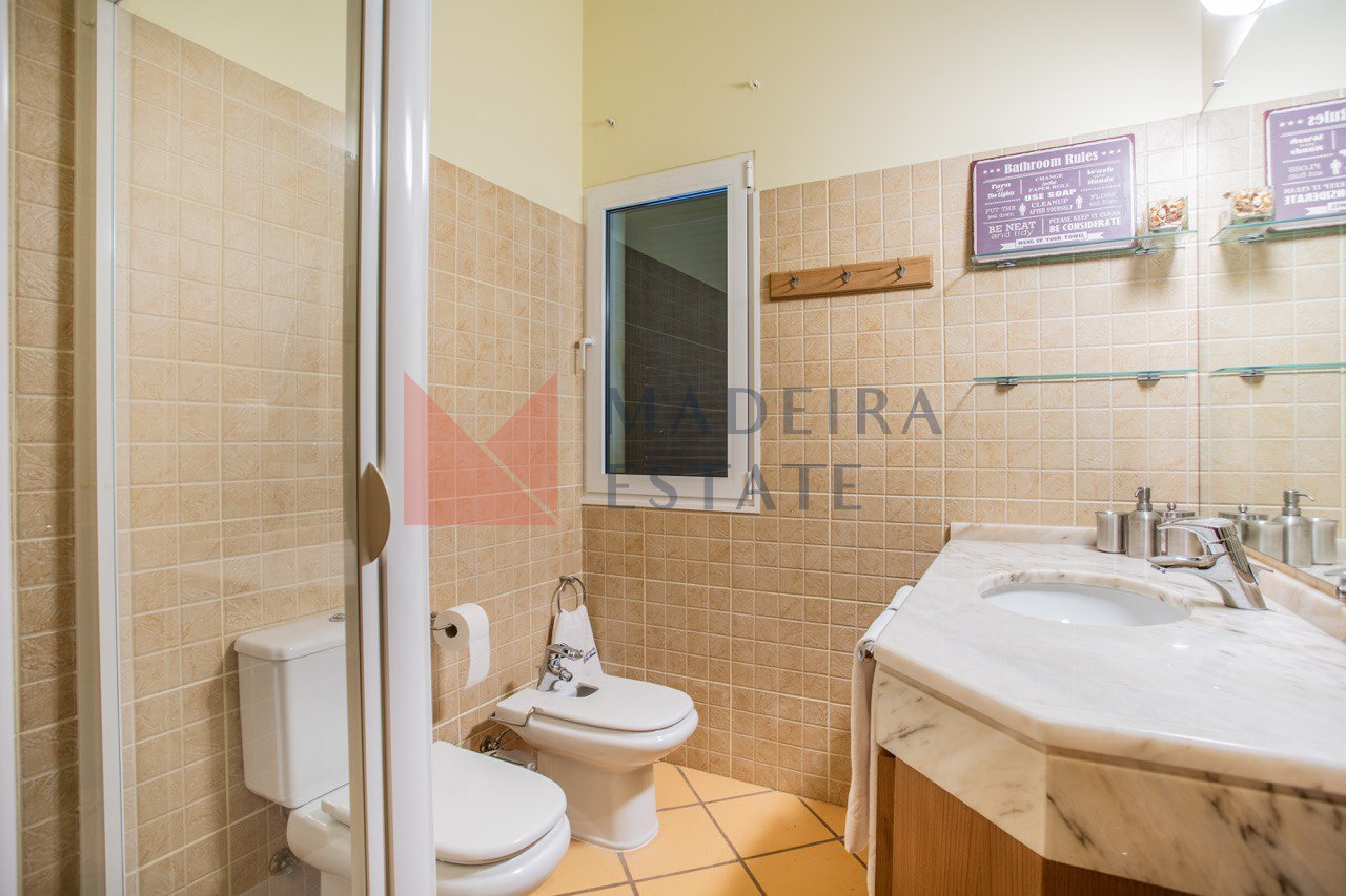 Elegant bathroom in a luxury villa for rent in Madeira