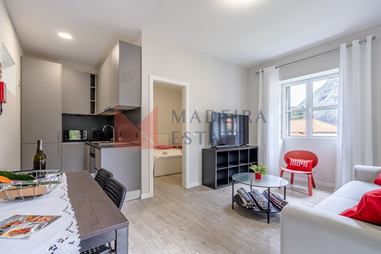 Sala de estar e cozinha no aluguer de férias na JMF House, São Vicente, Madeira