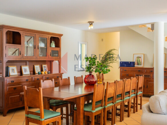 Dining table for 10 people in a luxurious villa for rent in Madeira