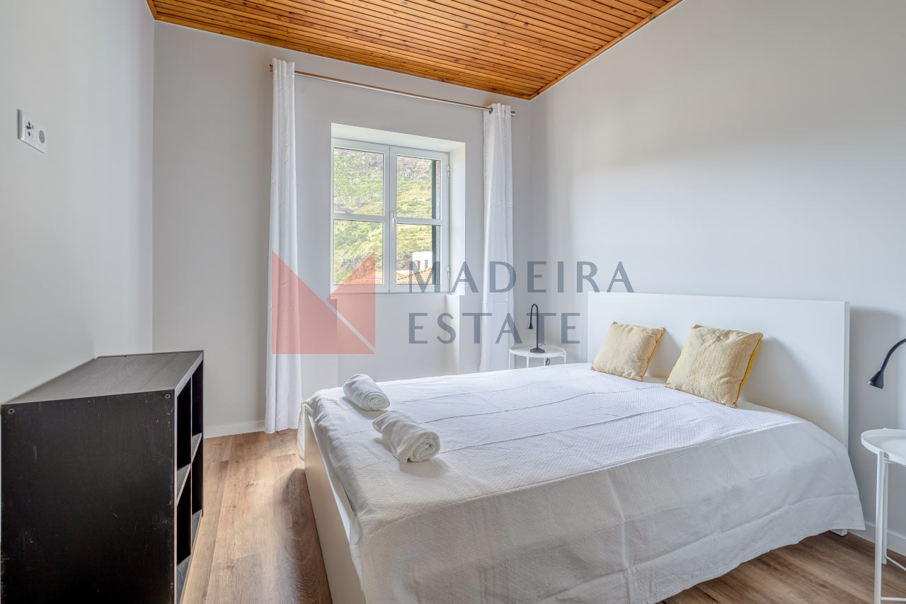 Quarto com cama de casal no aluguer de férias na JMF House, São Vicente, Madeira