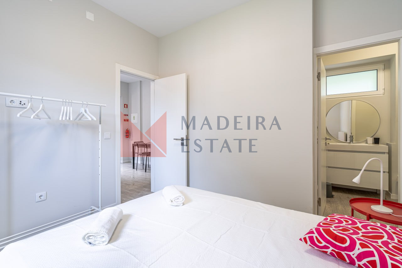 Quarto com cama de casal de um ângulo diferente na JMF House, São Vicente, Madeira