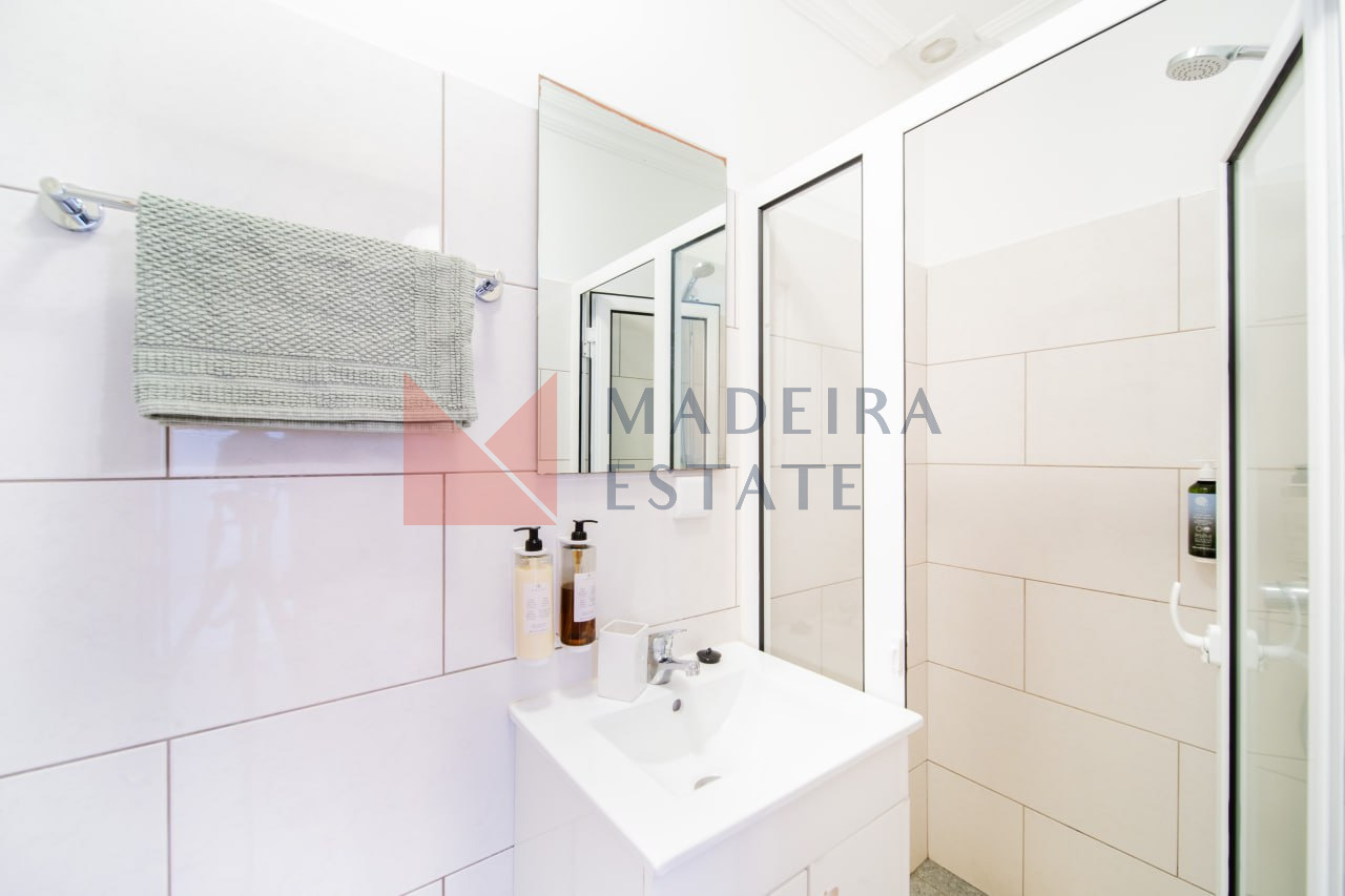 Casa de banho moderna com duche walk-in num apartamento de aluguer de curta duração no Funchal