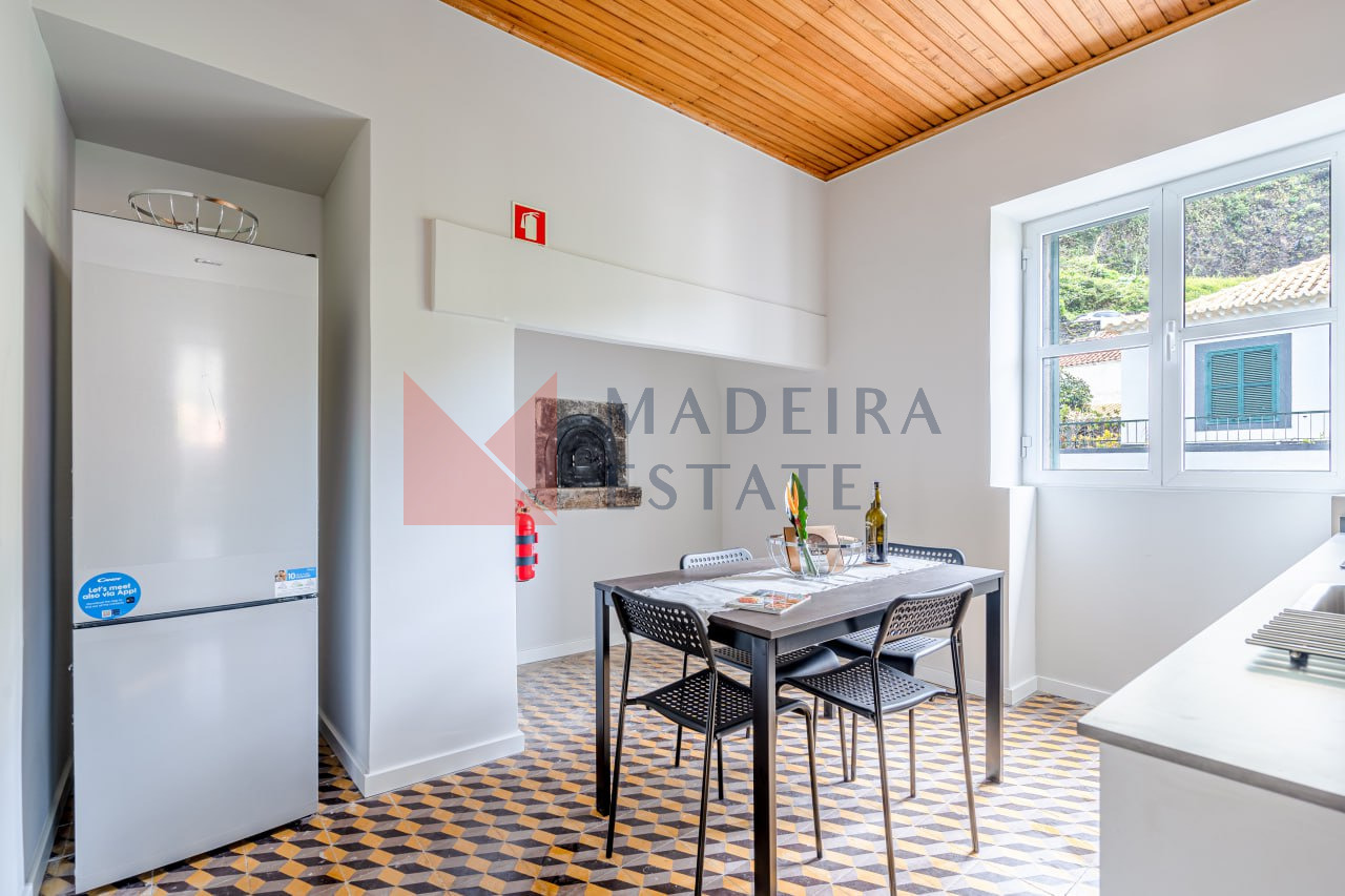Cozinha totalmente equipada com frigorífico na JMF House, São Vicente, Madeira