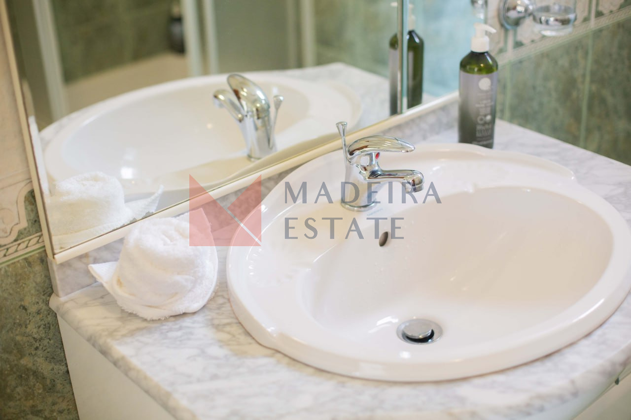 Stylish Bathroom with Modern Amenities – Casa Terra da Vinha Modern and clean bathroom at Casa Terra da Vinha, Madeira rental home