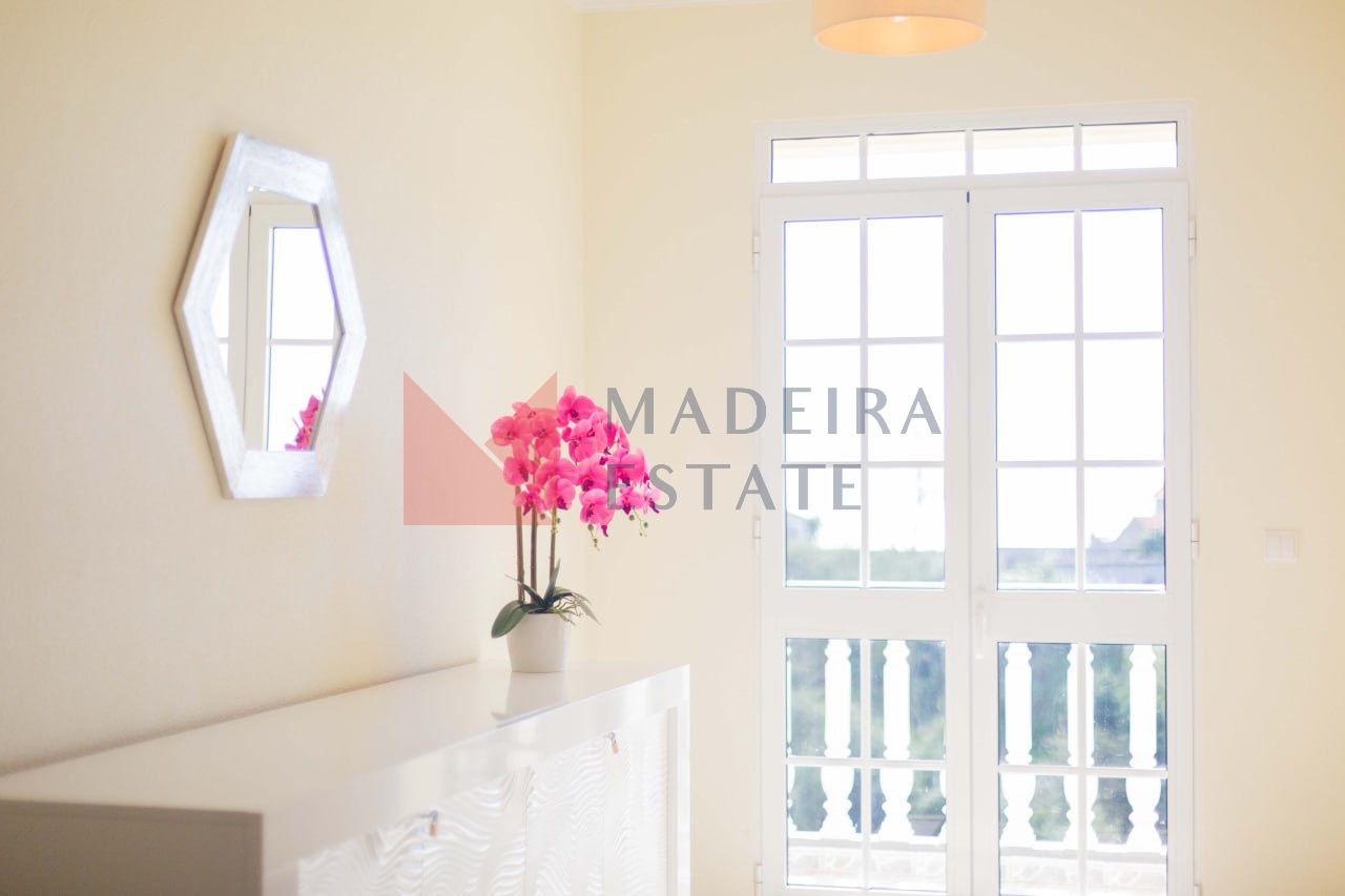 Stylish Hallway with Balcony Access – Casa Terra da Vinha Modern hallway with a dresser, mirror, and balcony access at Casa Terra da Vinha, Madeira rental home