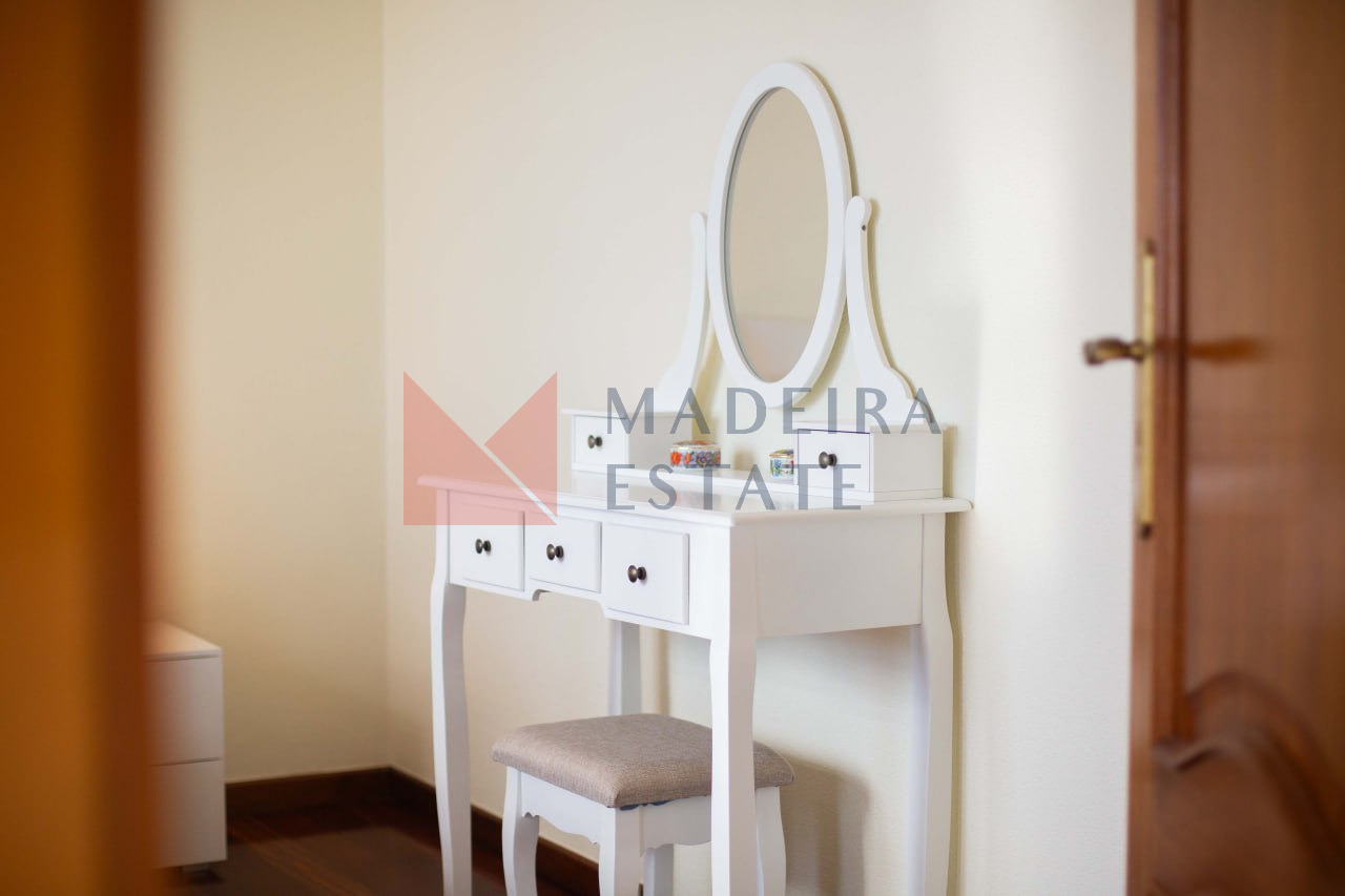 Stylish Dressing Table – Casa Terra da Vinha Elegant dressing table at Casa Terra da Vinha, Madeira rental home