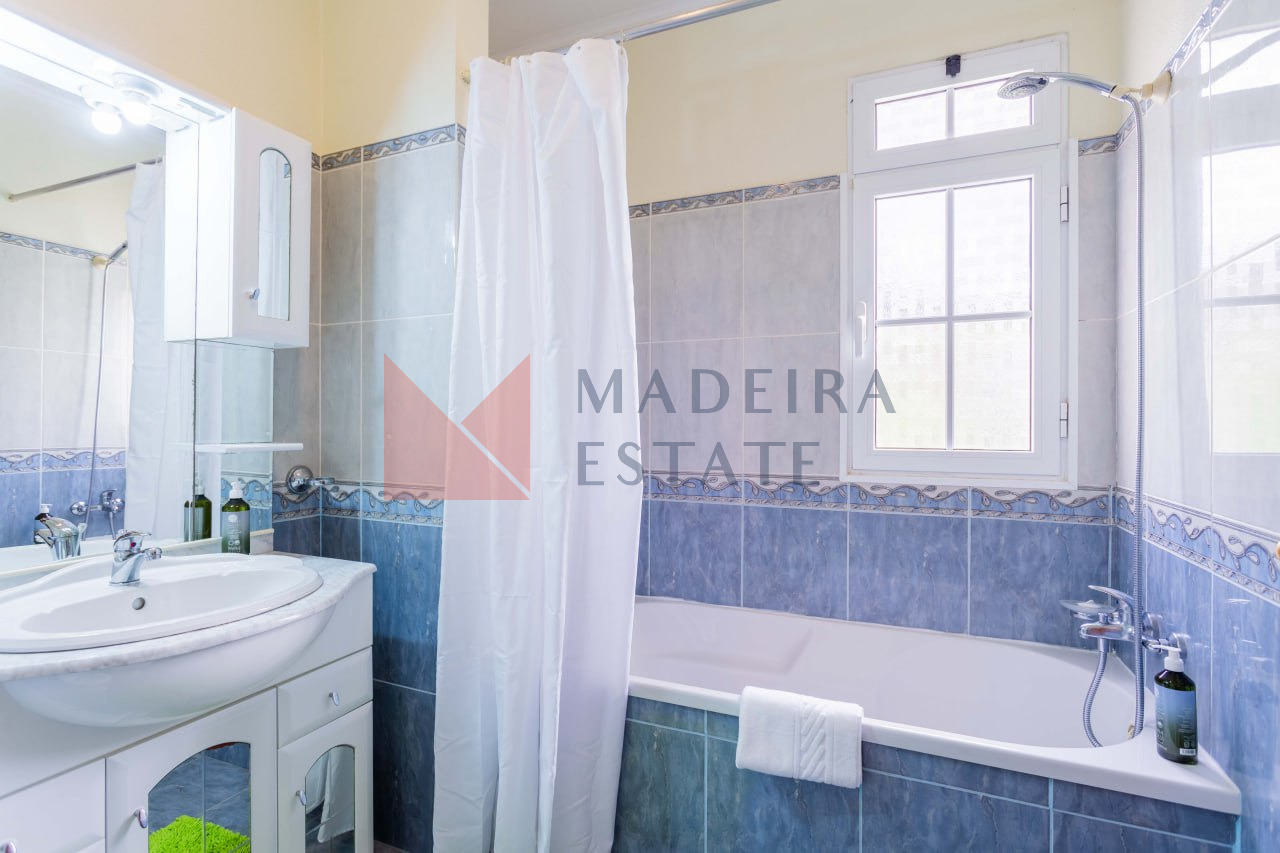 Modern Bathroom with Natural Light – Casa Terra da Vinha Bright bathroom with a window at Casa Terra da Vinha, Madeira rental home