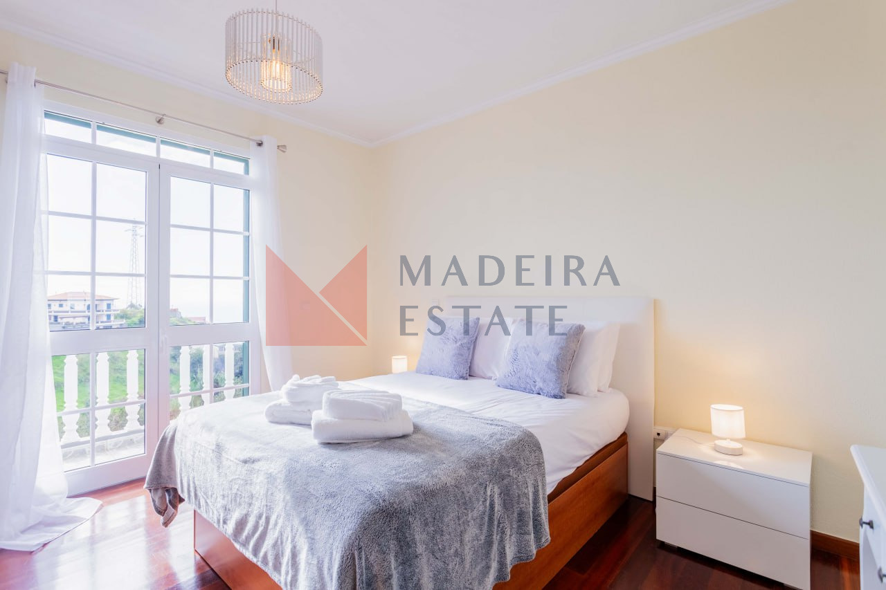 Spacious Bedroom with Private Balcony – Casa Terra da Vinha Bright bedroom with balcony access at Casa Terra da Vinha, Madeira rental home