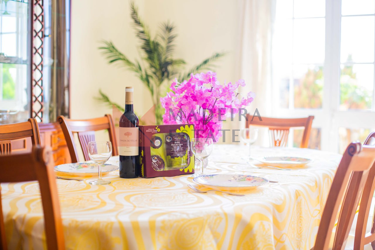 Elegant Dining Table for 6 – Casa Terra da Vinha, Madeira Beautifully set dining table for 6 guests at Casa Terra da Vinha, Madeira
