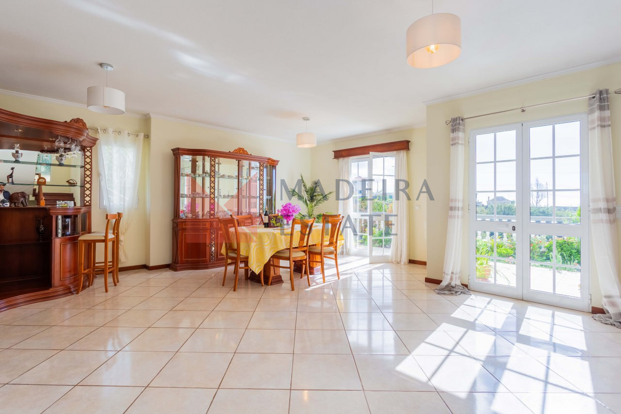 Spacious Living Room with Dining Area & Bar – Casa Terra da Vinha Bright living room with dining area and bar at Casa Terra da Vinha, a short-term rental in Madeira