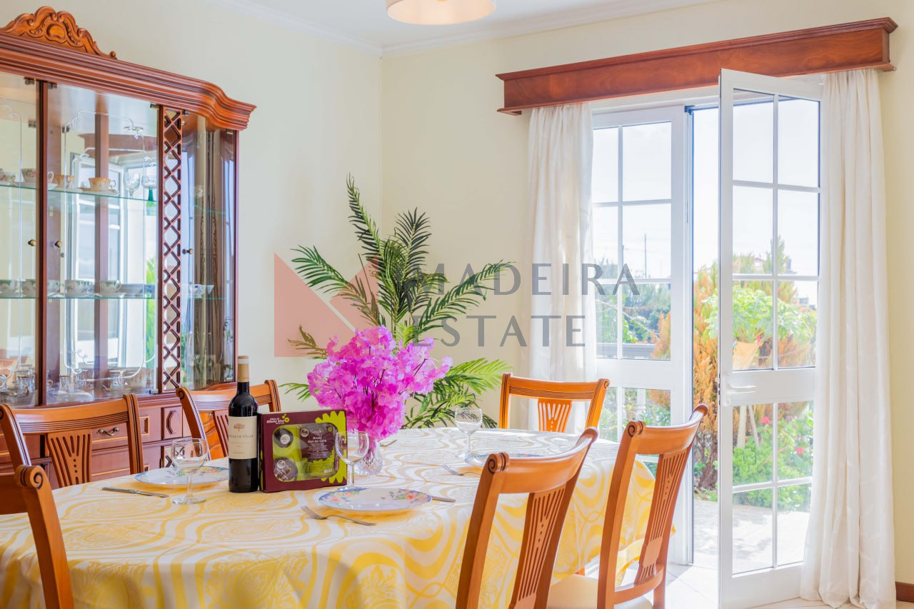 Bright Dining Space with Terrace – Casa Terra da Vinha Spacious dining area with terrace access at Casa Terra da Vinha, Madeira