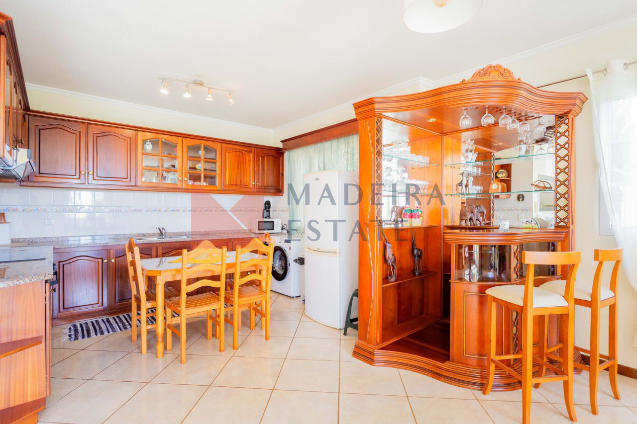 Modern Kitchen with Bar & Dining Area – Casa Terra da Vinha Fully equipped kitchen with bar and dining table at Casa Terra da Vinha, Madeira rental home