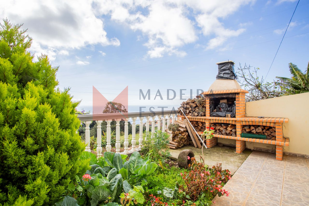 BBQ Area for Outdoor Dining – Casa Terra da Vinha Outdoor barbecue area at Casa Terra da Vinha, Madeira rental home