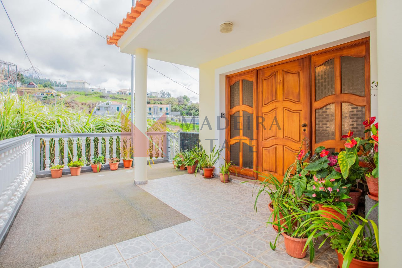 Private Terrace with Outdoor Seating – Casa Terra da Vinha Spacious terrace with seating area at Casa Terra da Vinha, Madeira rental home