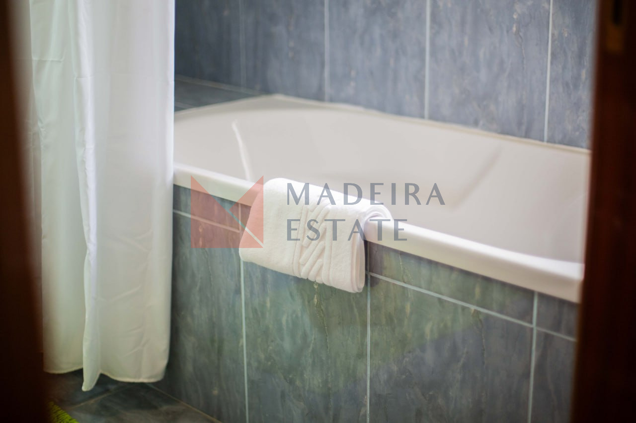 Elegant Bathroom with Modern Features – Casa Terra da Vinha Modern bathroom with stylish design at Casa Terra da Vinha, Madeira rental home