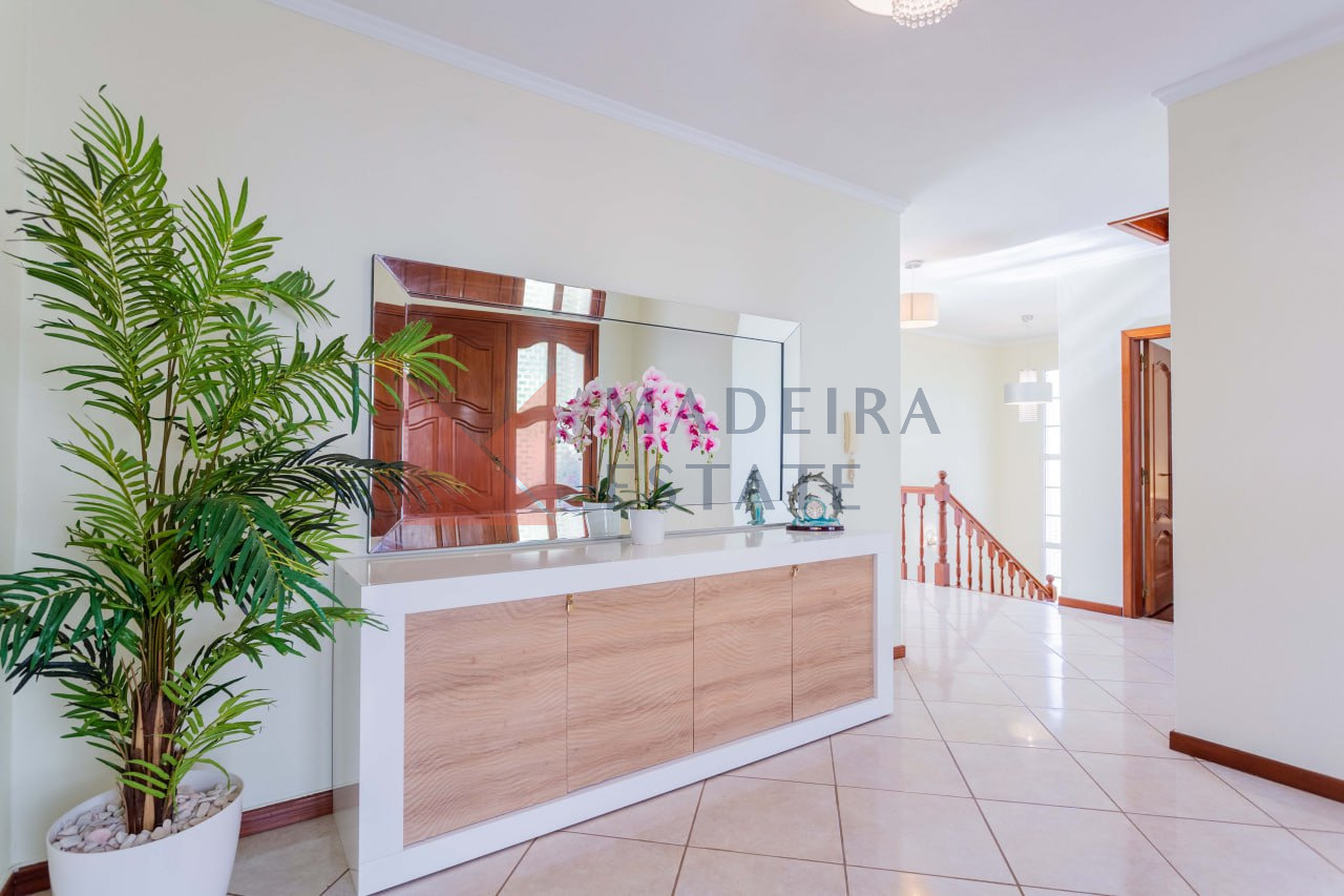 Modern & Spacious Second Floor – Casa Terra da Vinha Bright and modern second floor at Casa Terra da Vinha, a short-term rental in Madeira