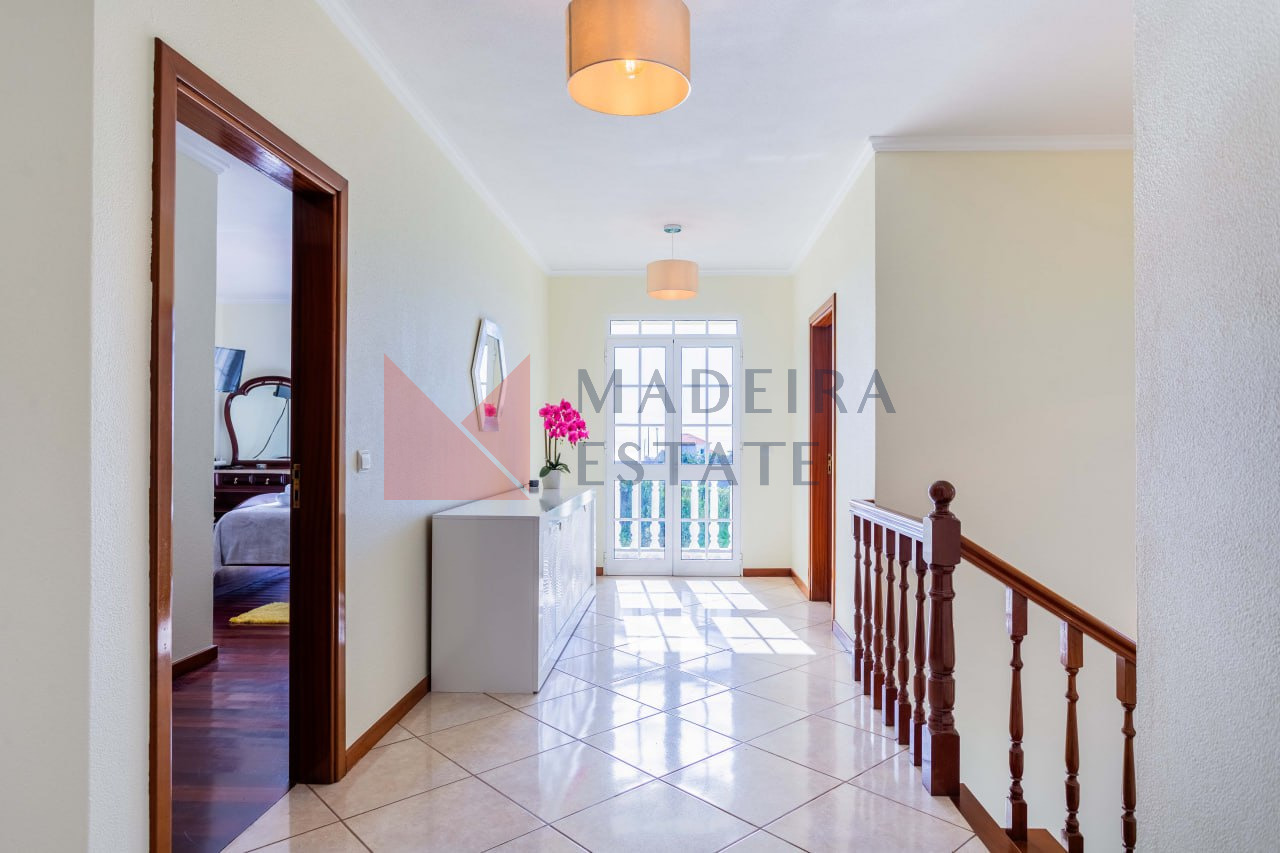 Bright Upstairs Hallway – Casa Terra da Vinha Upstairs hallway at Casa Terra da Vinha, a short-term rental in Madeira