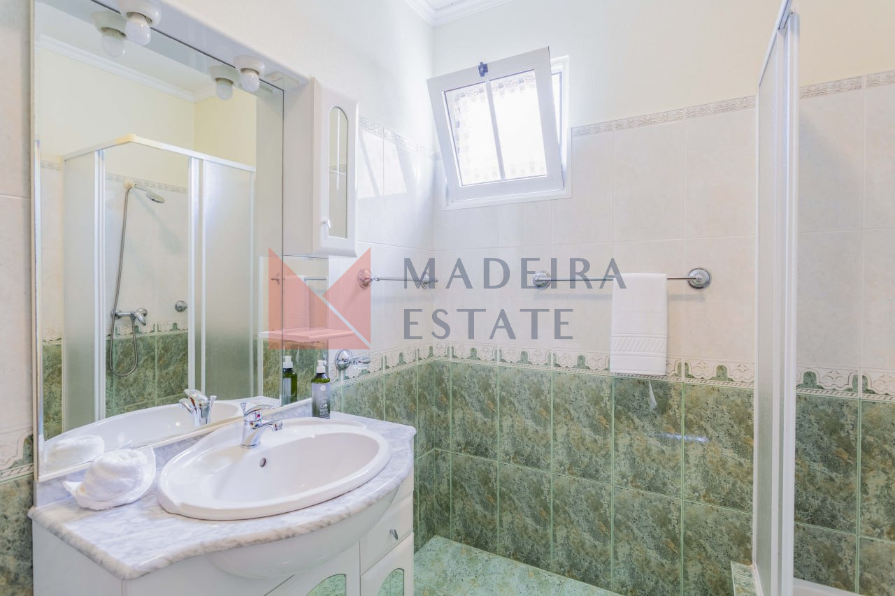 Stylish Bathroom with Contemporary Design – Casa Terra da Vinha Modern and well-equipped bathroom at Casa Terra da Vinha, Madeira rental home
