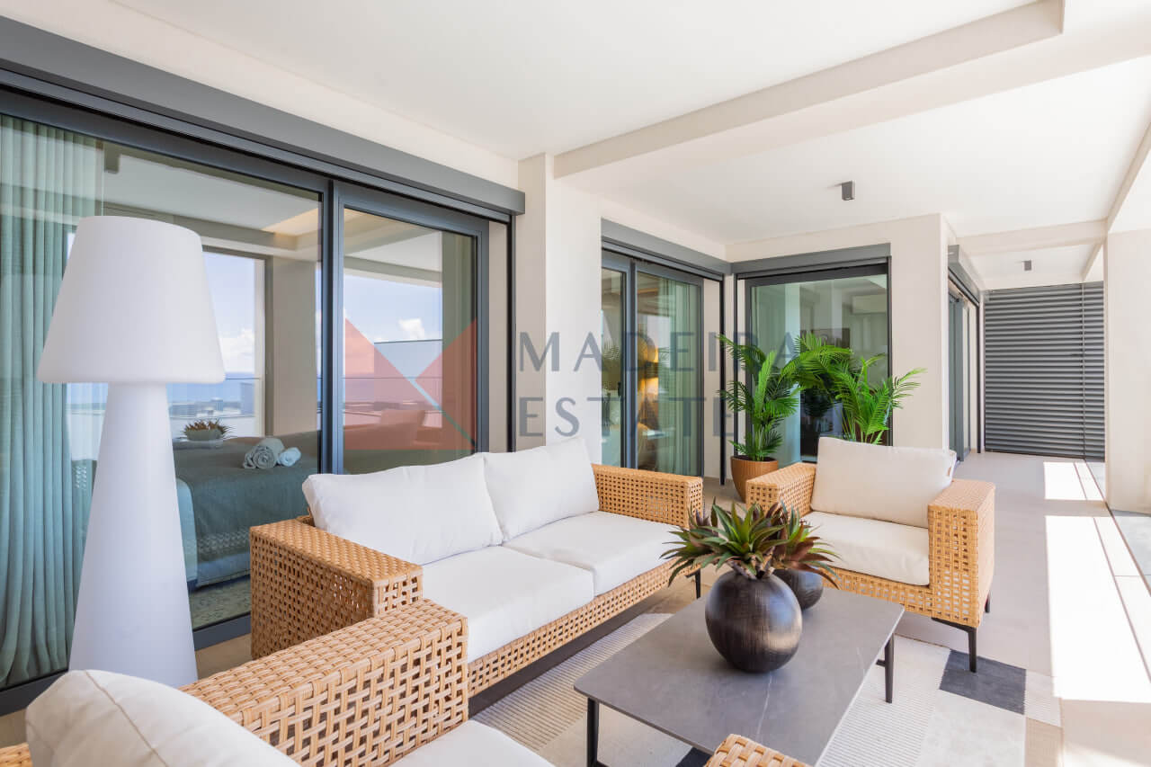 Furnished balcony with sea view in Funchal short-term rental apartment
