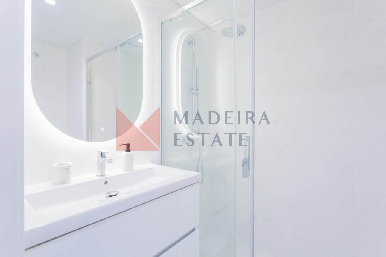 Bright and clean bathroom in Funchal short-term rental apartment