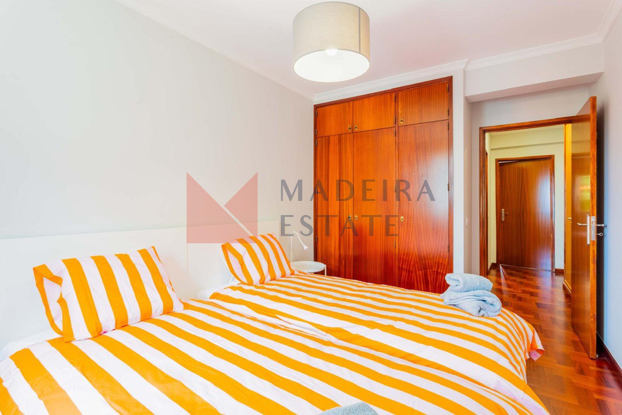 Spacious Bedroom with Two Single Beds and Built-in Wardrobe – JMF Apartment, Funchal, Madeira Bedroom with two single beds and built-in wardrobe – JMF Apartment, Madeira short-term rental