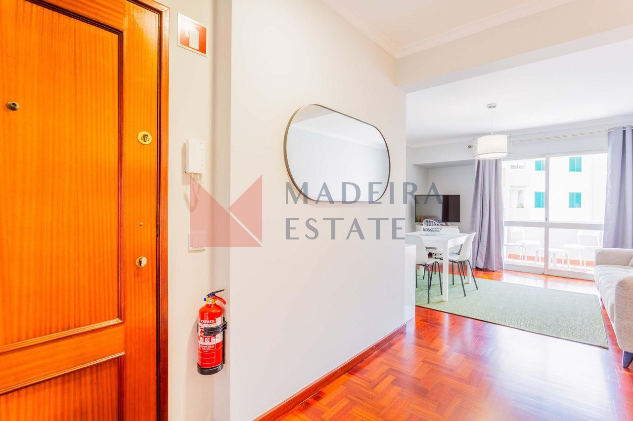 Bright Hallway with Mirror and Balcony Access – JMF Apartment, Funchal, Madeira Hallway with wall mirror, panoramic windows, and balcony access – JMF Apartment, Madeira short-term rental
