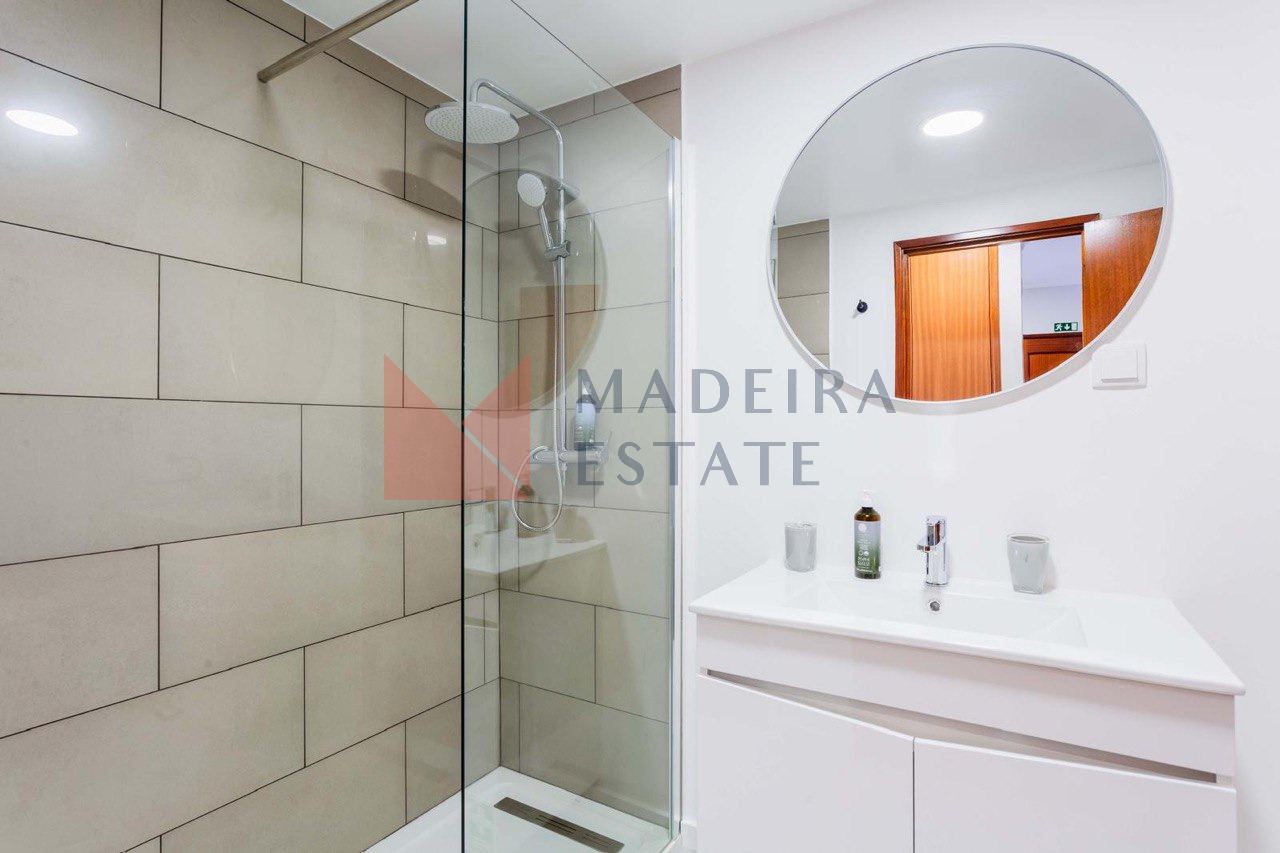 Modern Bright Bathroom with Fresh Renovation – JMF Apartment, Funchal, Madeira Bright bathroom with fresh renovation – JMF Apartment, Madeira short-term rental