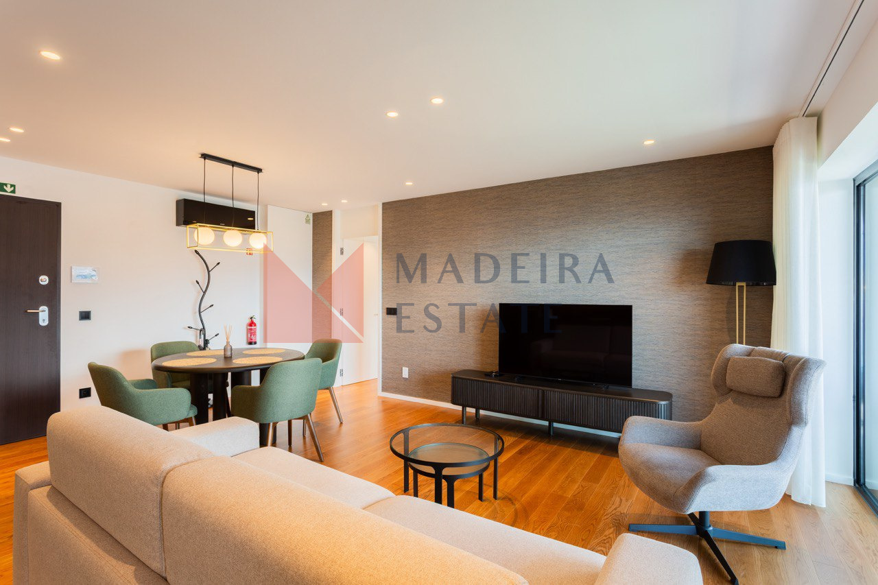 Comfortable living room with dining space – Horizon Funchal Holiday apartment in Madeira with living room, sofa, TV and dining area