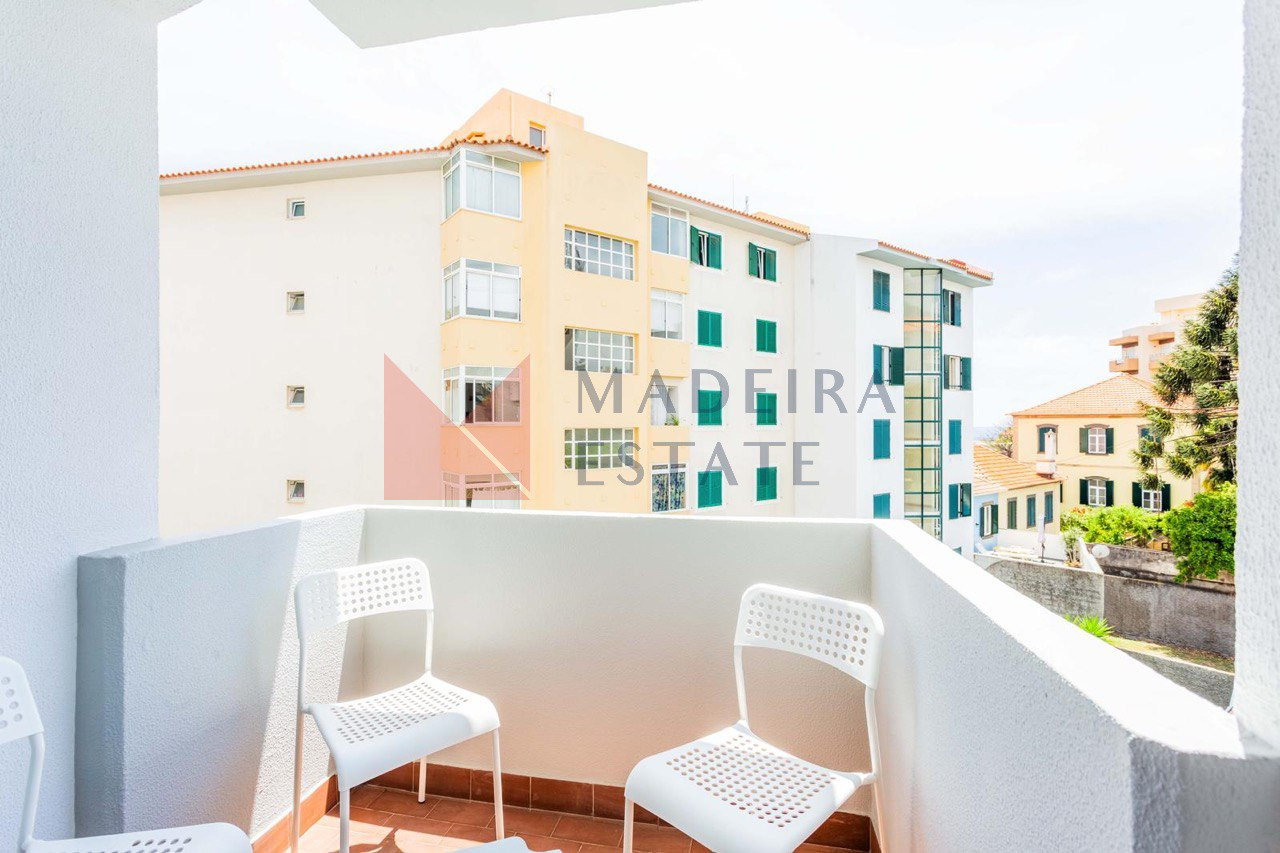 Private Balcony with Stunning View – JMF Apartment, Funchal, Madeira Balcony with panoramic view – JMF Apartment, Madeira short-term rental