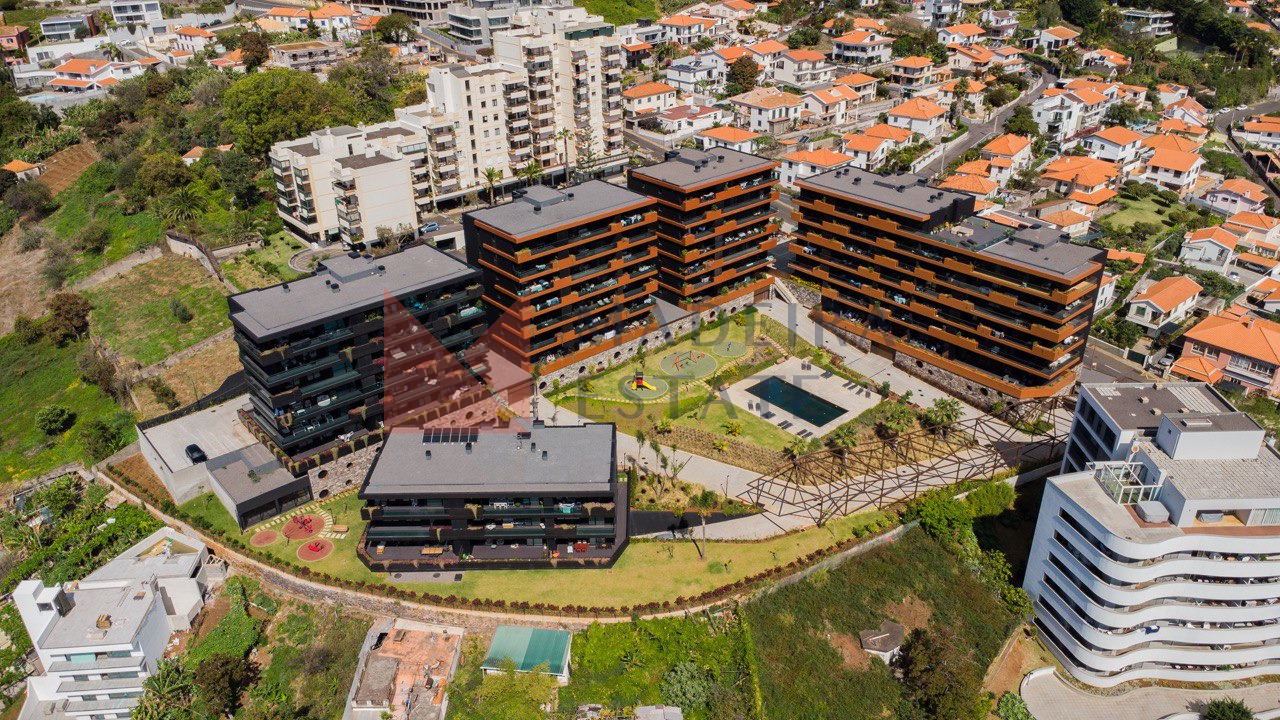 Apartment building with garden and parking – Funchal, Madeira Residential building with garden and parking area in Funchal, Madeira