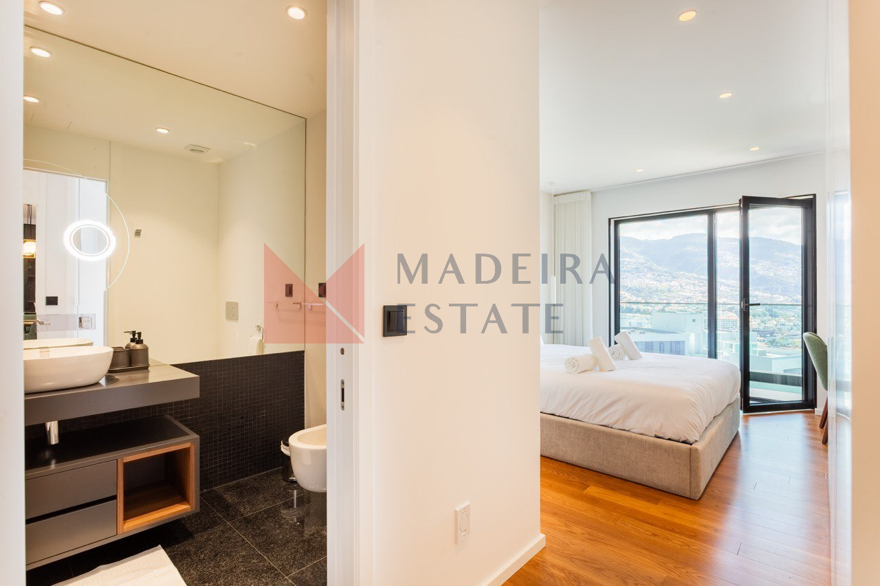 Bright bedroom with balcony and nearby bathroom – Horizon Funchal Holiday apartment in Madeira with en-suite bedroom and access to balcony